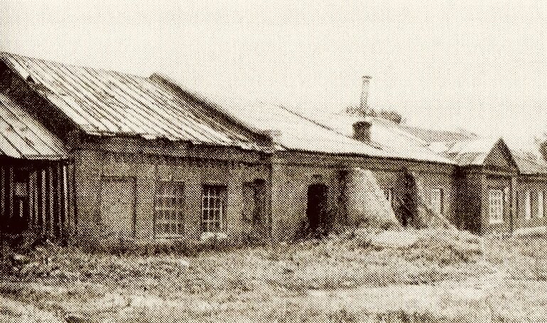 Один из корпусов сапожной фабрики в Поречье. Фото взято у https://proofreader--z-livejournal.com