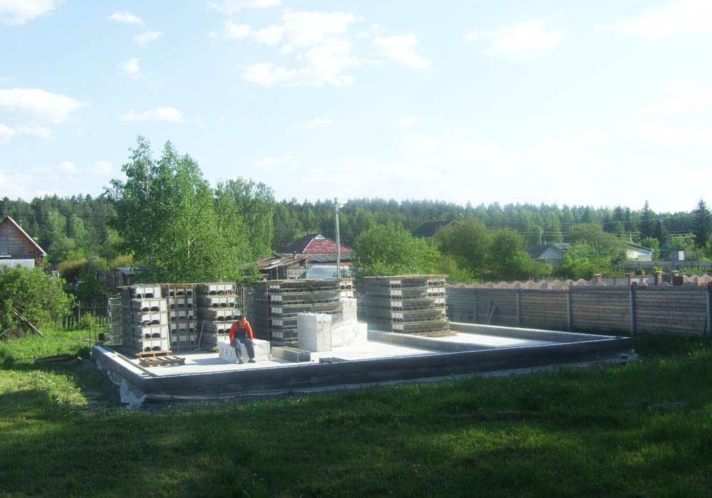 Установили первый ряд опалубки