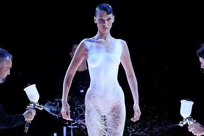     Самая красивая женщина вышла на подиум обнаженной: модель «одели» в платье из жидкого хлопка