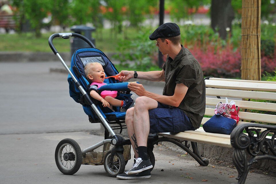     Каждое третье воскресенье октября в России отмечается День отца. Евгения ГУСЕВА