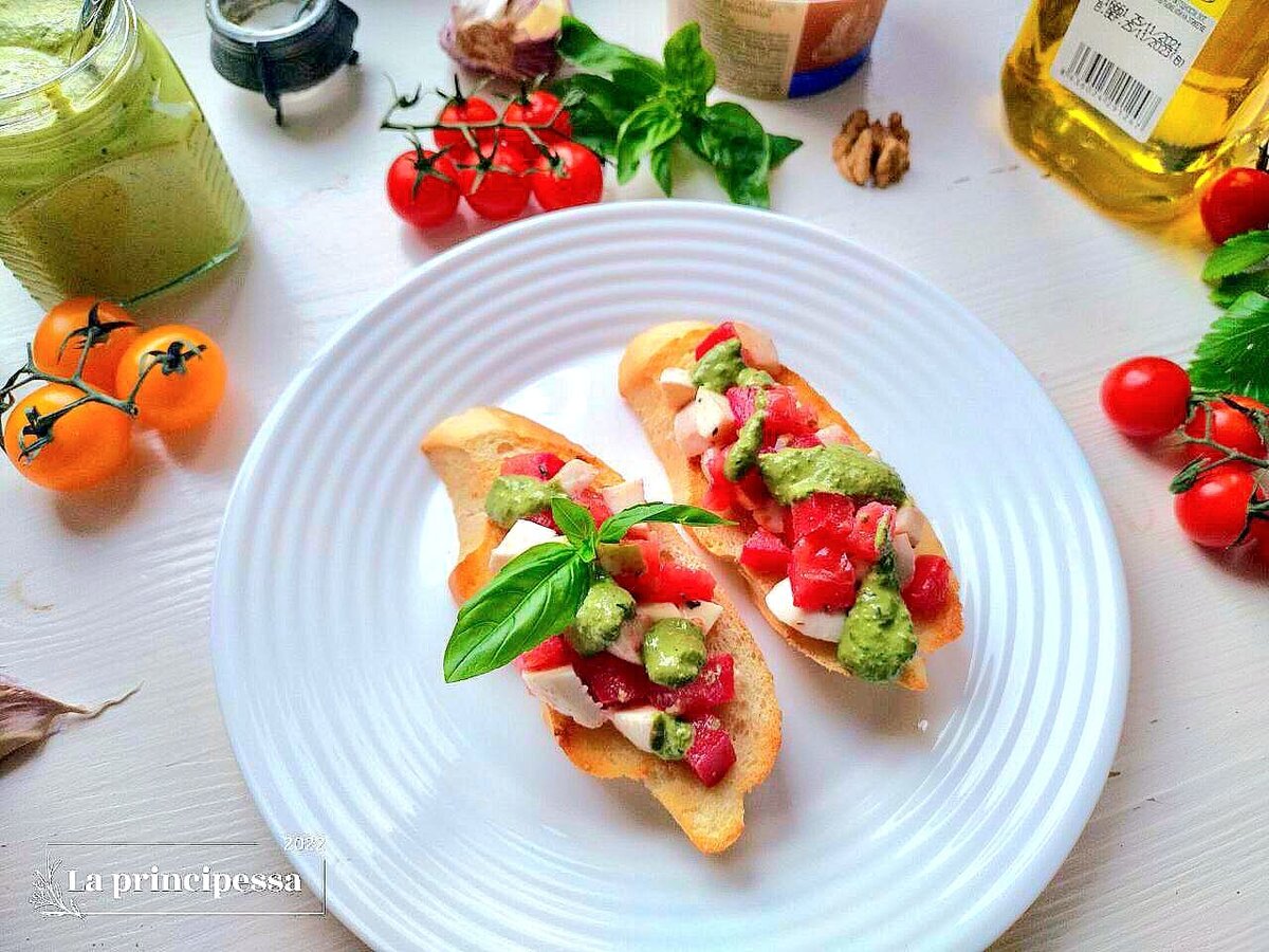 Брускетта с помидорами, моцареллой и песто (bruschetta con pomodoro,  mozzarella e pesto) | Феличита́ на завтрак (la principessa sa cucinare) |  Дзен