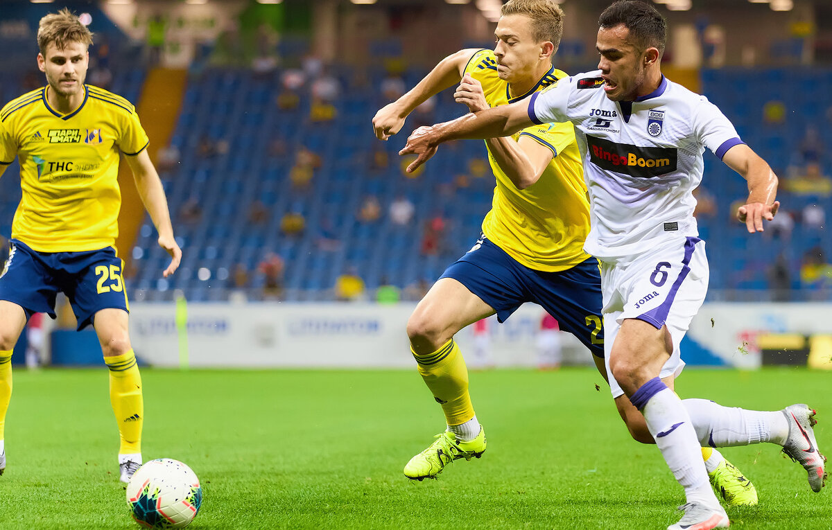    Остон Урунов (справа)  Артем Гусев/ФК Ростов/ТАСС