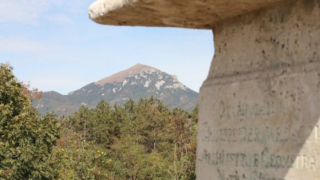     Туризм считают основным двигателем развития экономики Северного Кавказа. В развитие отрасли вкладываются миллиарды. И хотя заметных успехов пока, к сожалению, не достигнуто, туристический поток в регион растет.