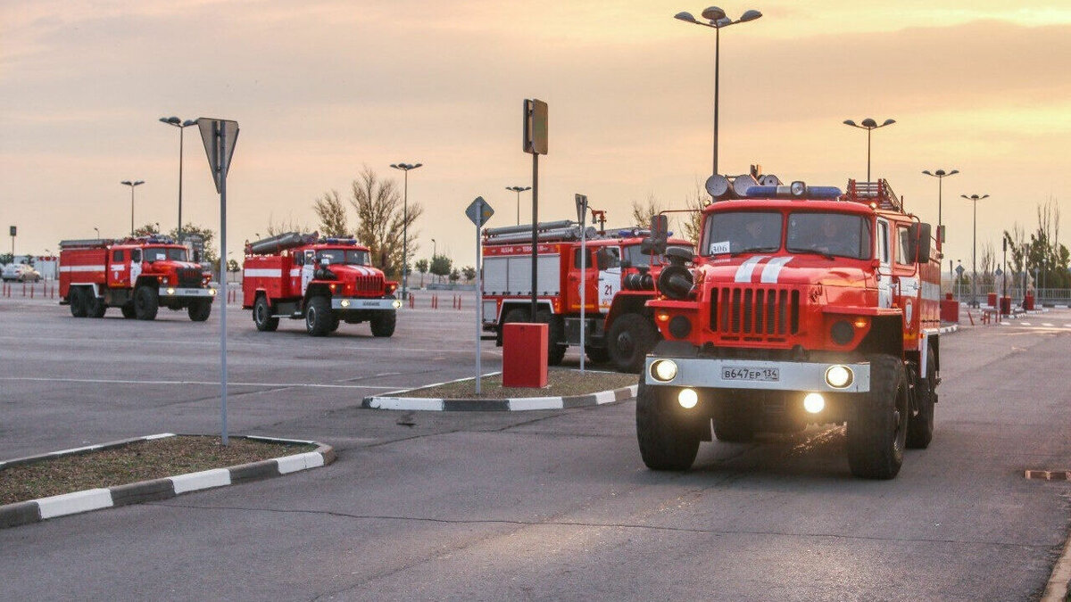     В понедельник областной Главк МЧС выделил 16 автоцистерн для подвоза воды жителям Ворошиловского и Советского района Волгограда. Спасатели сообщили адреса, куда будут подъезжать машины.