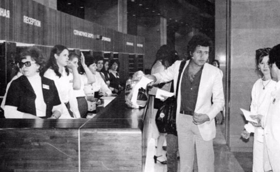 Джо Дассен на открытии гостиницы «Космос», 1979.