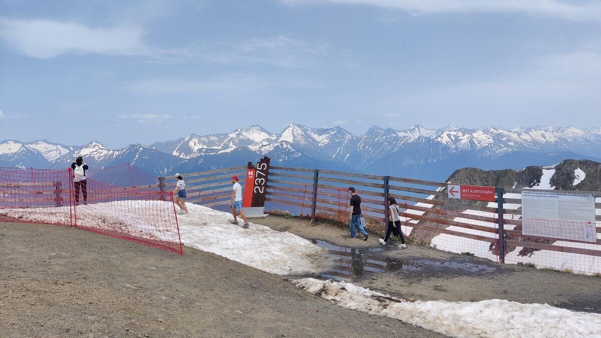    Красная Поляна. Туристы на вершине горы Черная пирамида© РИА Новости / Мария Селиванова