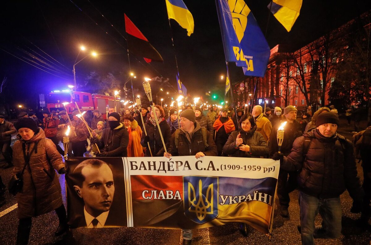Факельное шествие в Киеве. Фото EPA-ELTA