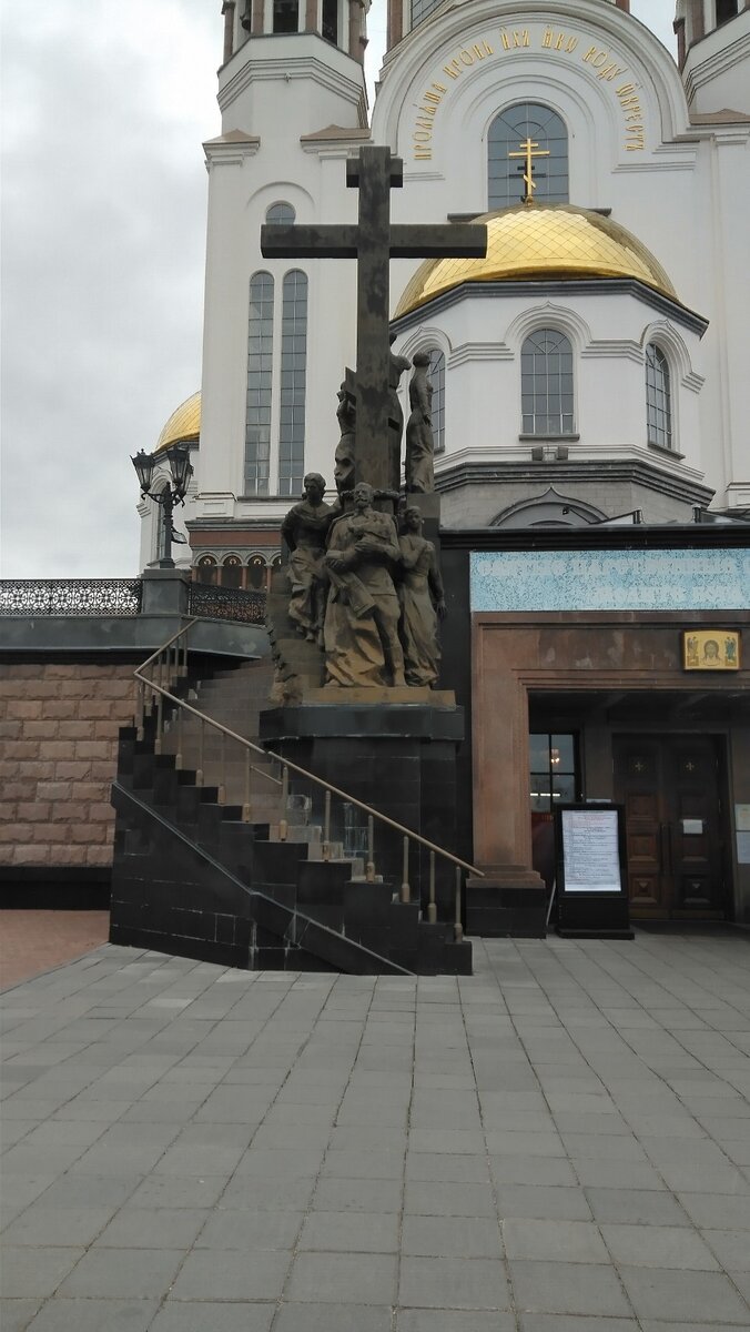 Малая вечерня с акафистом Царственным страстотерпцам совершена в Храме-Памятнике