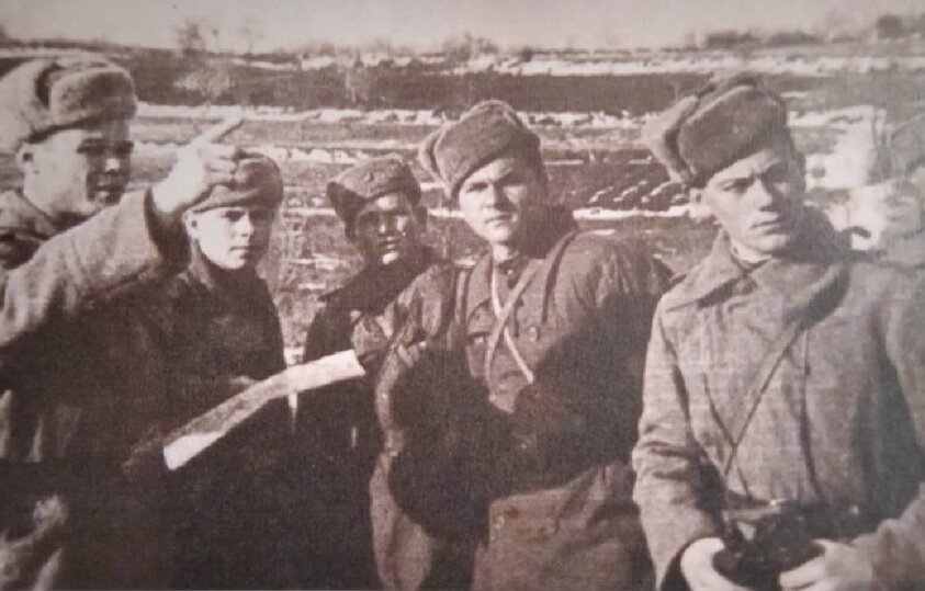     Фронтовые дороги. Второй справа Иван Калинин.