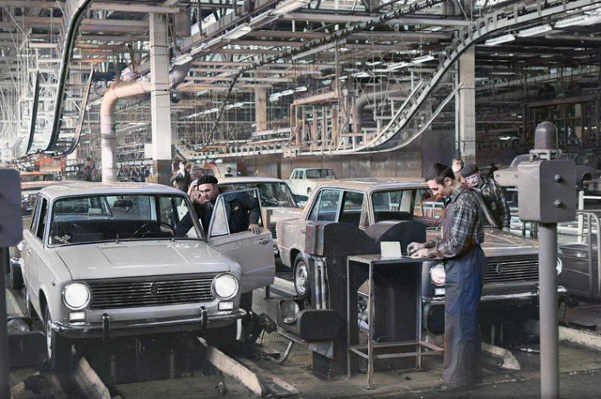 Первый автомобильный завод в ссср. ВАЗ 2101 на конвейере. Волжский автозавод в Тольятти 1970. АВТОВАЗ конвейер ВАЗ 2101. Волжский автомобильный завод в Тольятти СССР.