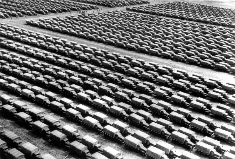 Грузовики «Студебеккер» в транспортном резерве командования Красной Армии. из cccp2.mirtesen.ru