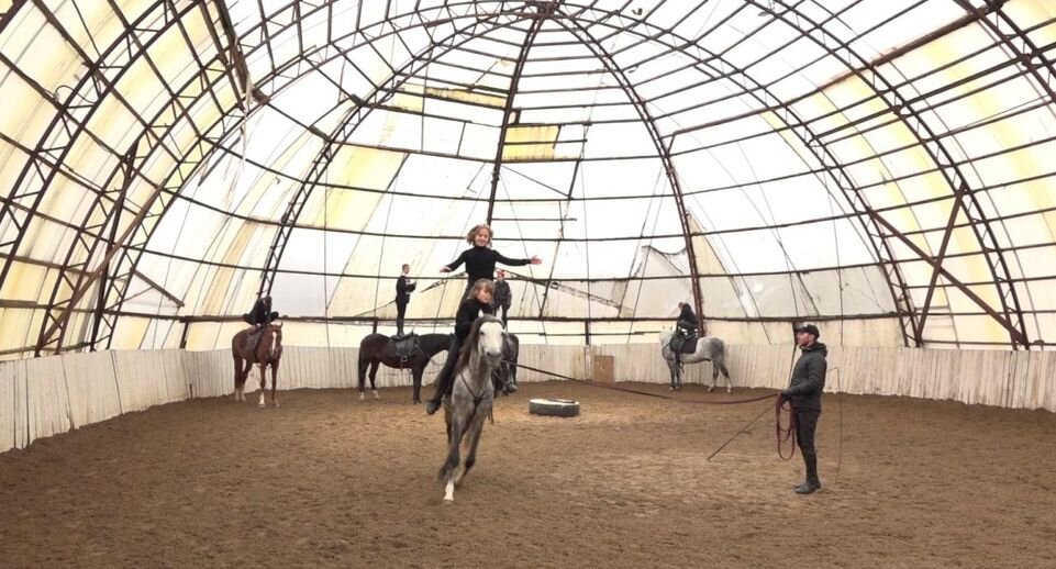 Братья Павел и Петр Юшины занимаются джигитовкой по шесть часов в день. Ребята тренируются в Звенигородском центре конного наследия «Легенда».