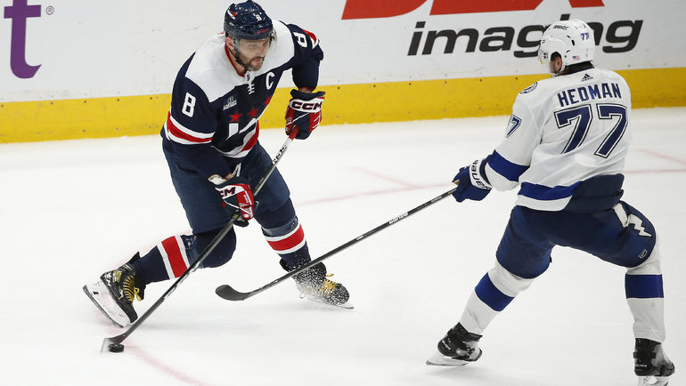    Александр Овечкин (слева) и Виктор Хедман.