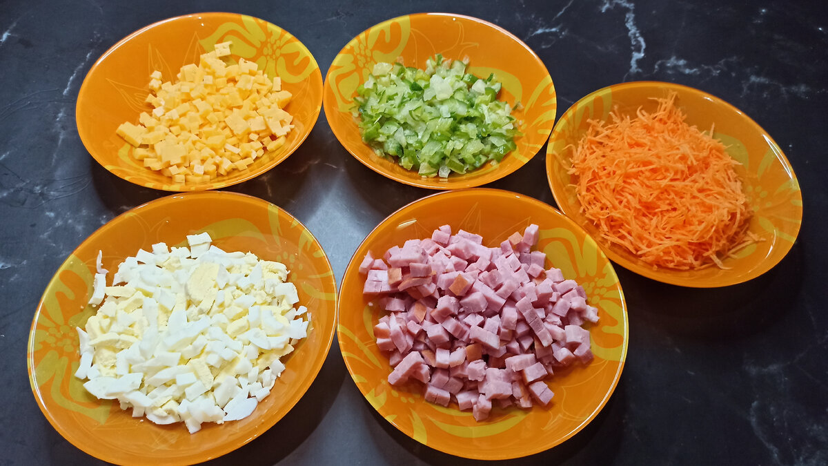 Рецепты вкусных салатов на скорую руку из доступных продуктов.