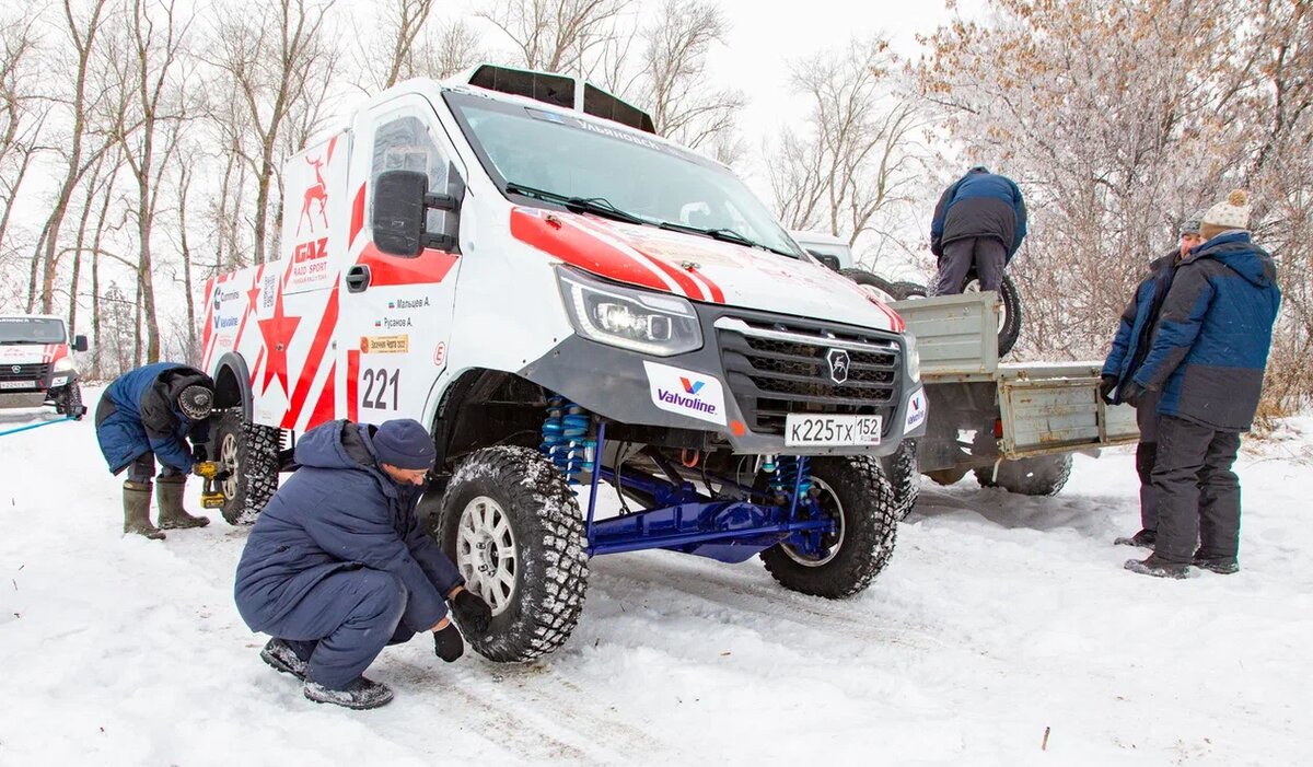 Смена обычной дорожной резины на «боевой шип» перед стартом спецучастка