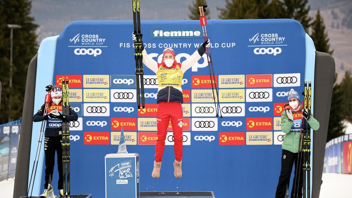    Призеры общего зачета соревнований по лыжным гонкам "Тур де Ски" среди женщин в итальянском Валь-ди-Фьемме, на церемонии награждения (слева направо): Эбба Андерссон (Швеция) - 2-е место, Наталья Непряева (Россия) - 1-е место, Хейди Венг (Норвегия) - 3-е место. Наталья Непряева стала первой российской лыжницей в истории, победившая в общем зачёте "Тур де Ски".© РИА Новости / РИА Новости