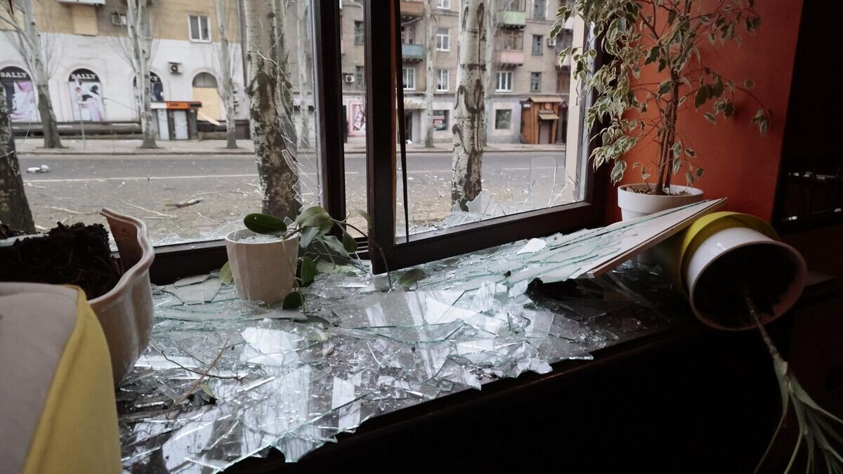    Разбитое окно в кафе в Ворошиловском районе Донецка после обстрелов со стороны ВСУ© РИА Новости / Сергей Аверин