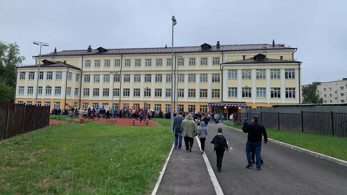     Родители тюменских школьников готовы переезжать из одной части города в другую ради того, чтобы их ребенок ходил к хорошую школу. Ведь в Тюмени есть учебные заведения, которые уже успели отличиться не лучшим образом. Рассказываем, какие школы города тюменцы признали худшими.