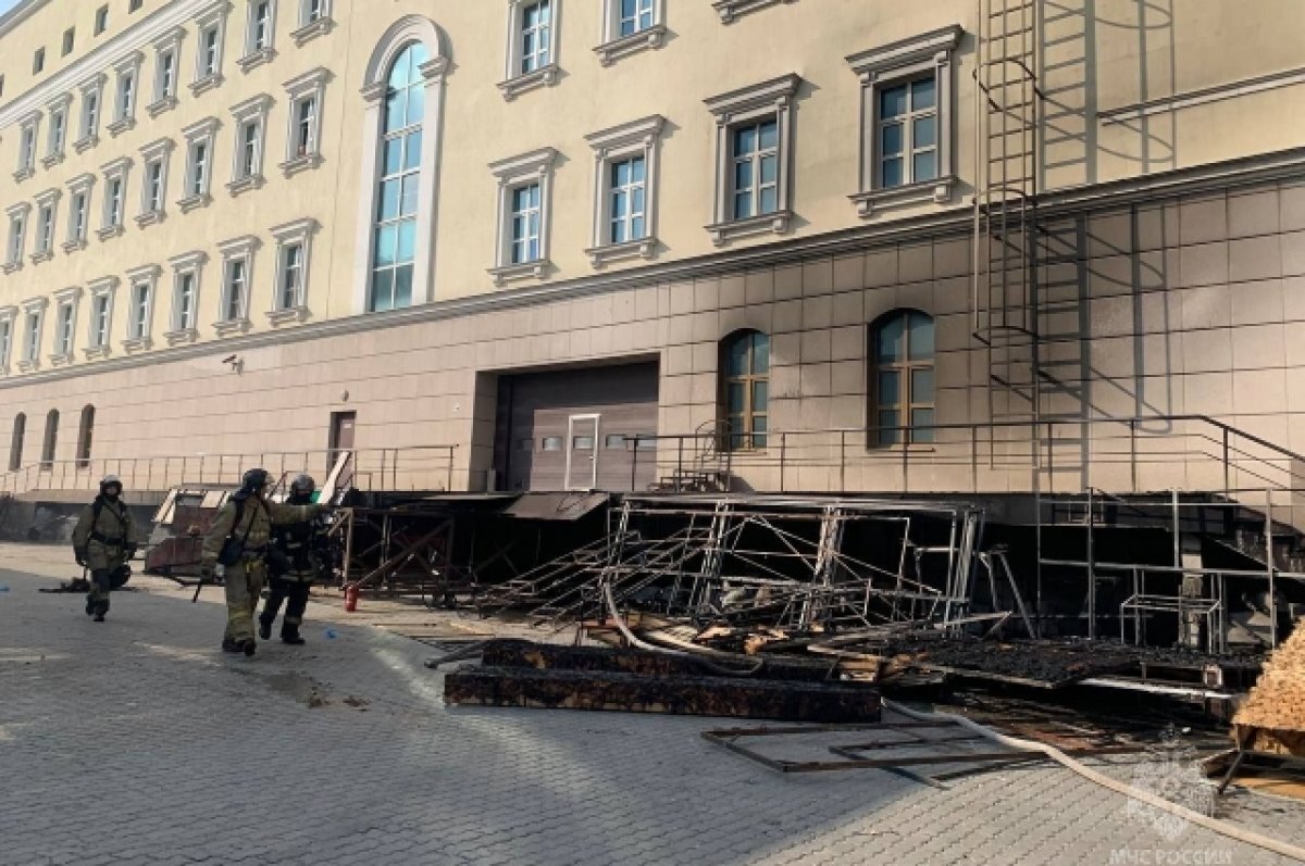    Возле Тюменского драмтеатра из-за пожара повреждены старые декорации