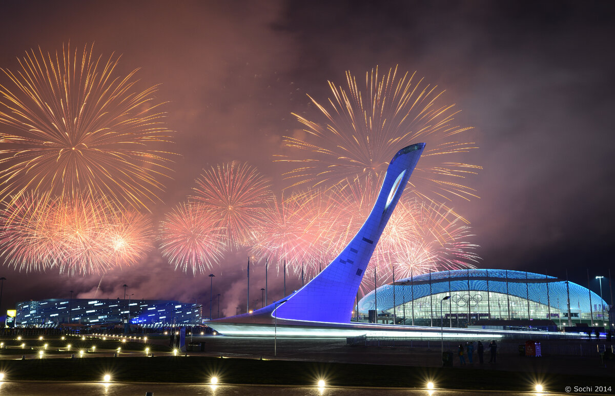 Olympic games sochi. Стадион Фишт салют. Стадион Фишт олимпиада огонь. Закрытие олимпиады стадион Фишт. Олимпиада в Сочи 2014.