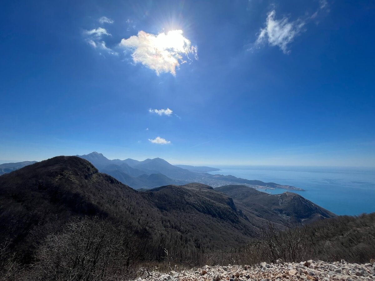 На переднем плане Сто (837 м), самая высокая на заднем плане - вершина горы Лисинь - Лошка (1351 м) 