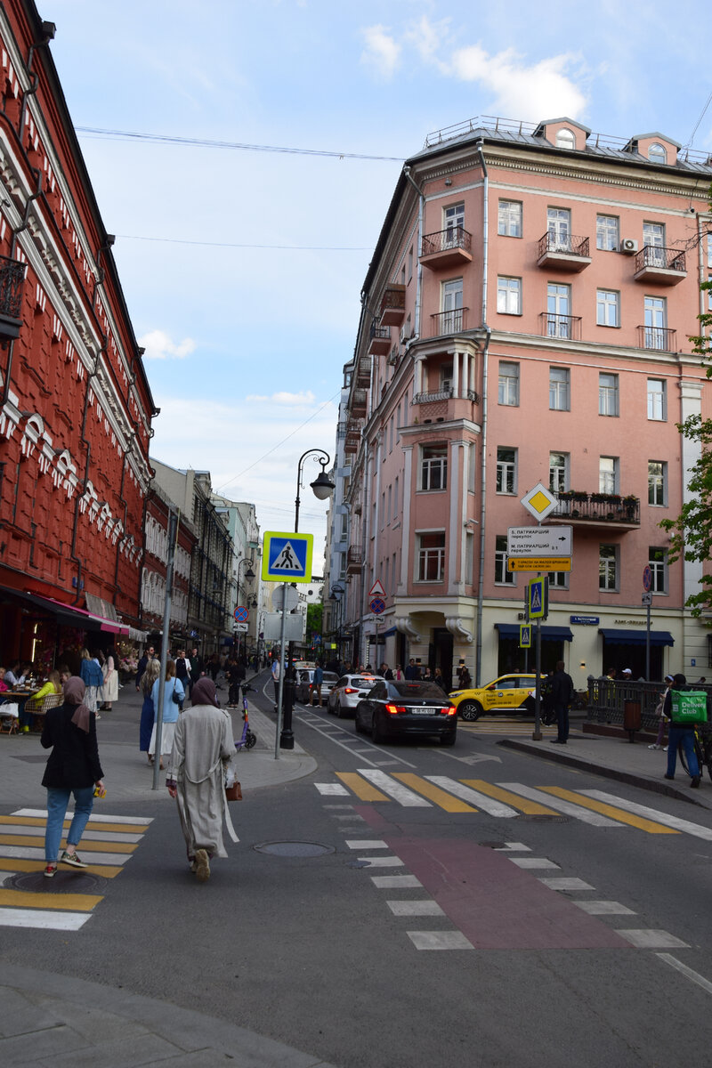 Малая Бронная улица. Фото автора канала "Приключения Тома Сойера".