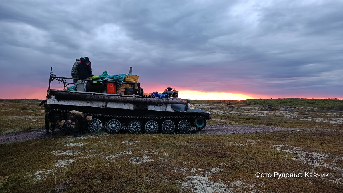 Закат, впереди белые ночи. Вездеход МТЛБ.
