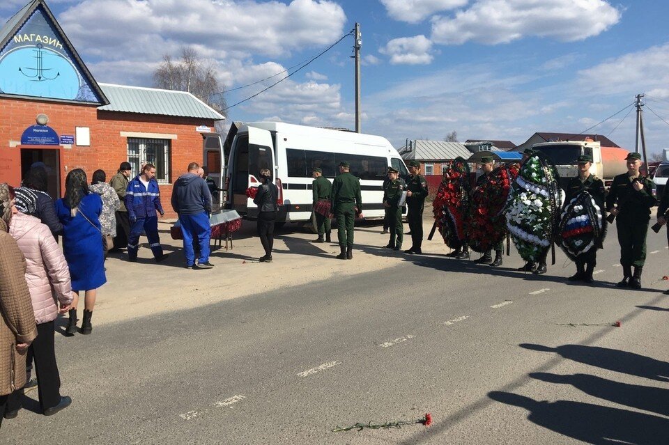    Проститься с жителем села Шумашь пришли десятки человек. Фото: администрация Полянского сельского поселения Рязанского района.