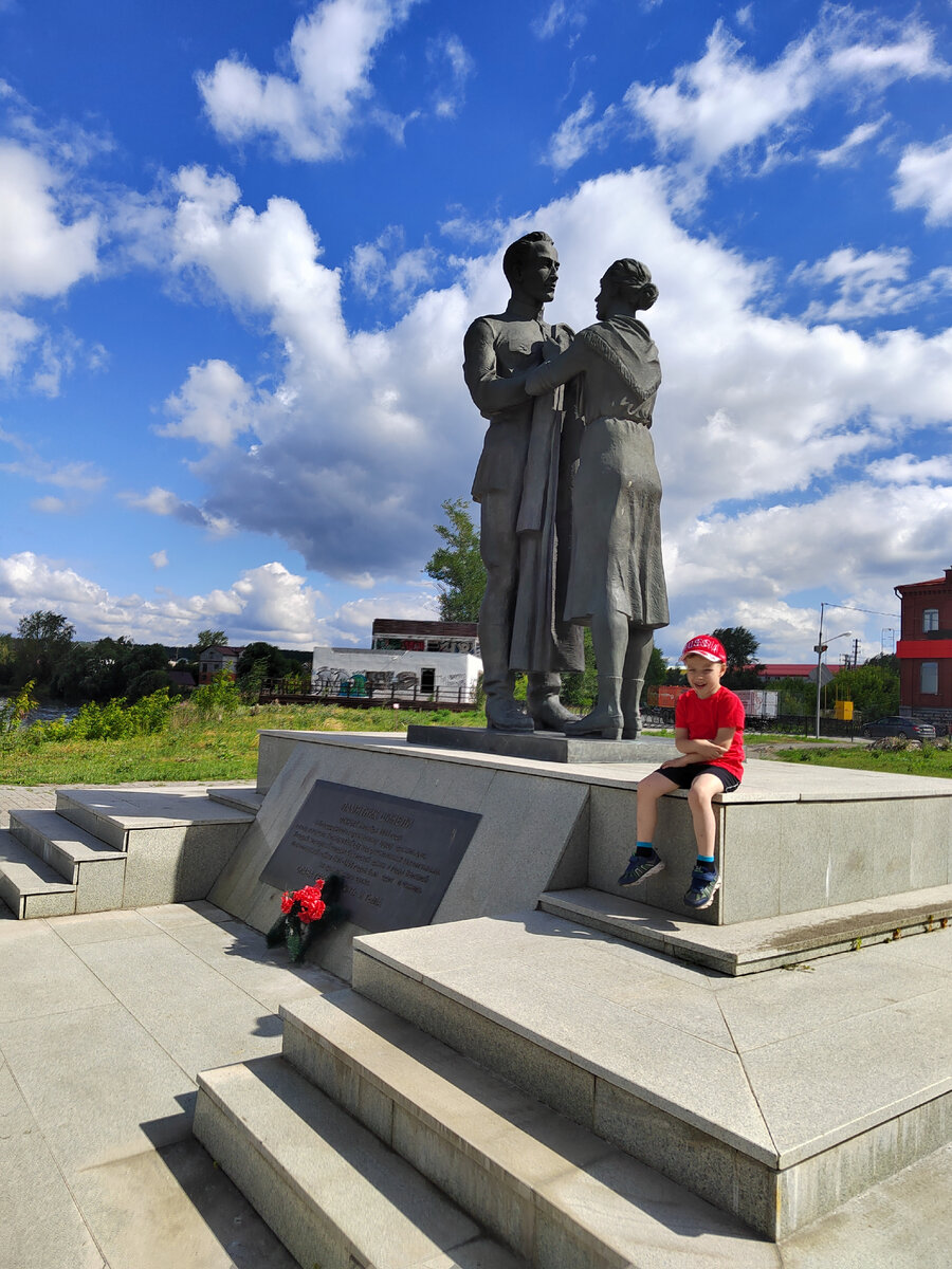 Памятник шинели