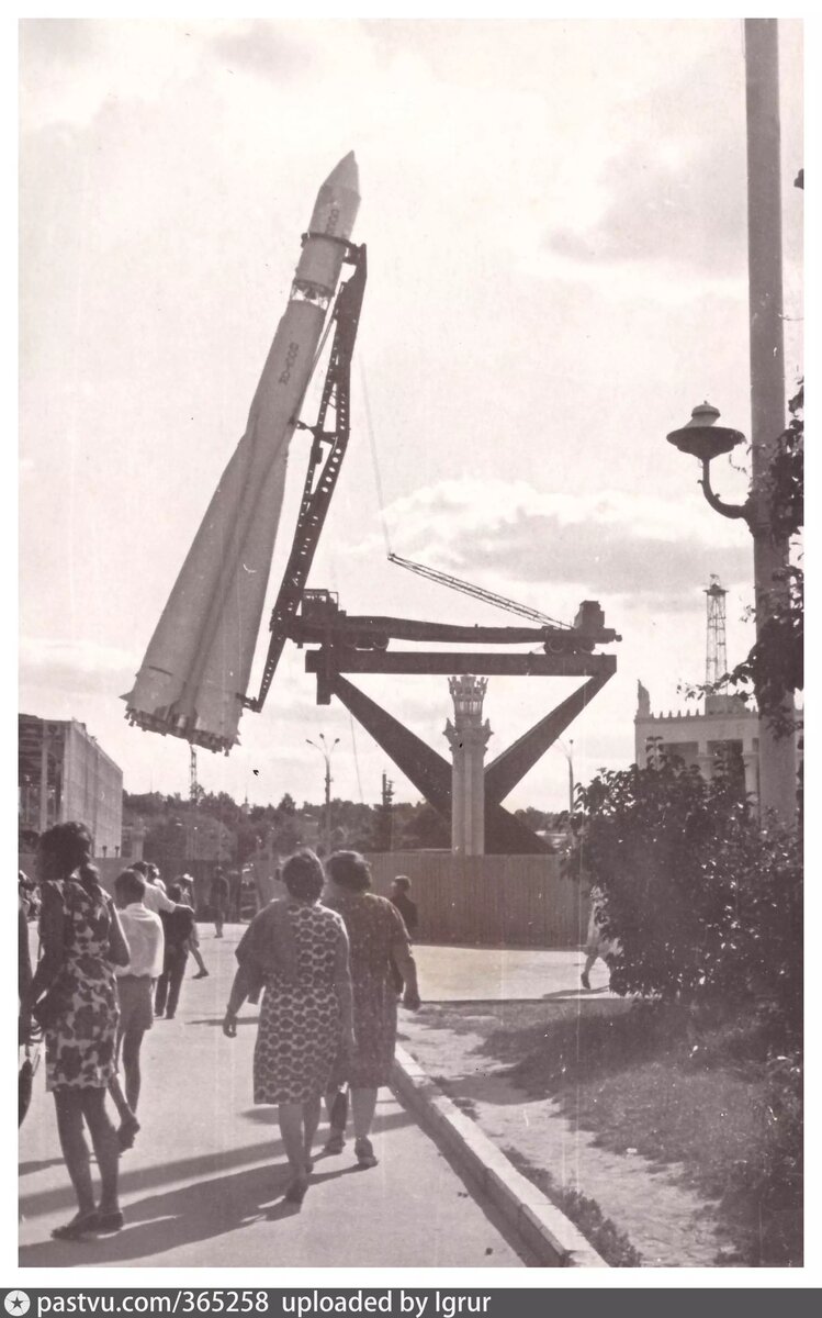 Установка макета ракеты-носителя "Восток" на ВДНХ, 1967. С сайта www.pastvu.com.