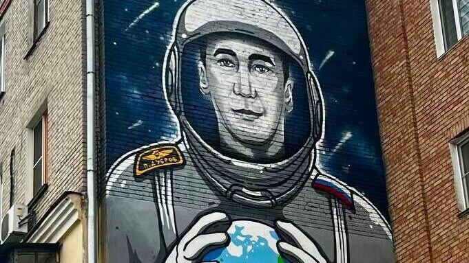     На стене одного из домов появилось граффити с космонавтом. Об этом в своем Telegram-канале сообщил мэр города Сергей Кравчук.