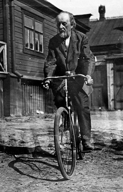 Циолковский на велосипеде