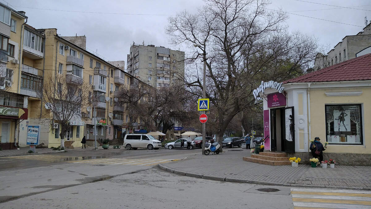 Улица Назукина. Справа за спиной центральный ранок, впереди магазин Новый Свет.