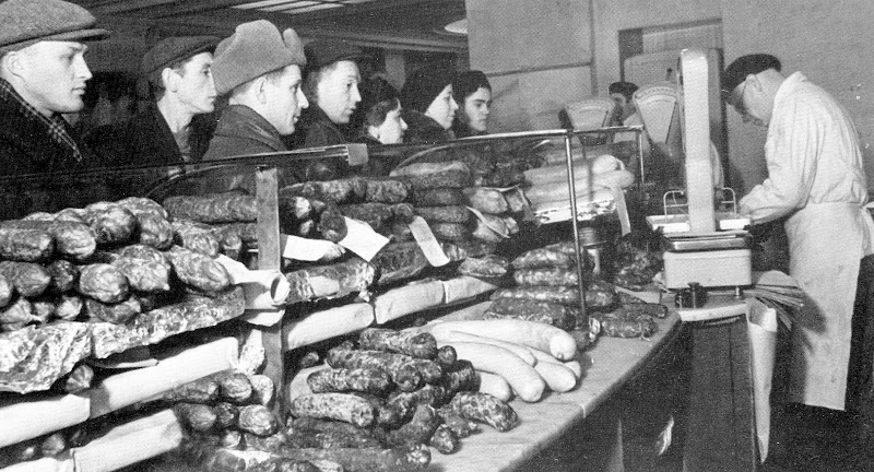 Покупатели в мясном магазине СССР после отмены карточек и снижения цен 1947 года