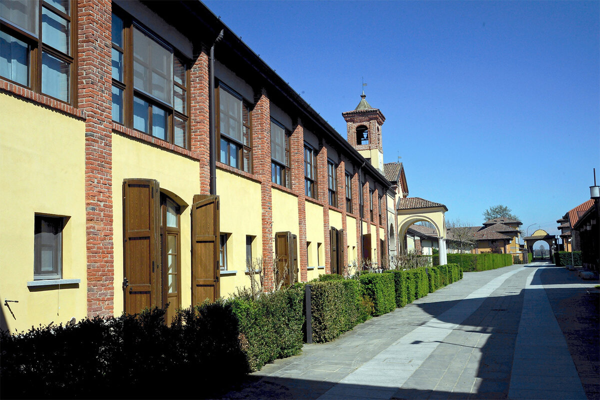     Сигнал электронного браслета обманули, а потом устройство срезали. Карабинеры долго пытались попасть в квартиру, но, взломав дверь, внутри никого не нашли