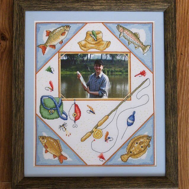 Вот та самая работа, но еще до того, как проявились следы от маркера. Это фоторамка в подарок мужу-рыбаку. Раньше стояла на видном месте, теперь убрали в шкаф. Надо уже решиться, разобрать и попробовать вывести следы от маркера