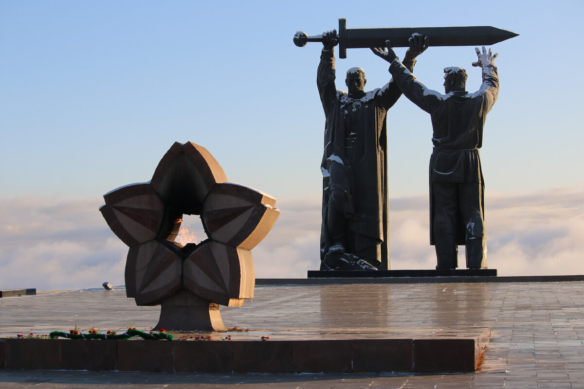 На фото: оригинальный памятник "Тыл - фронту" в Магнитогорске / magnitogorsk.ru