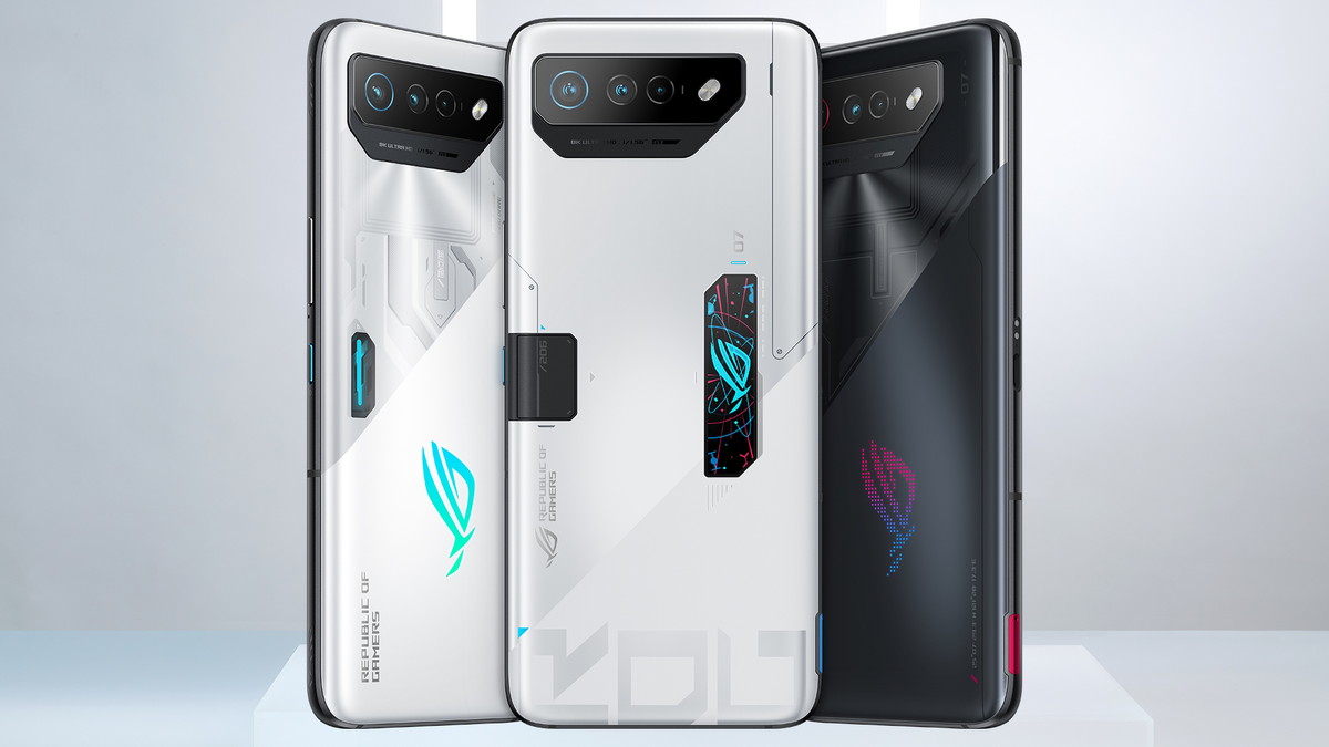 ASUS ROG Phone 7 и ROG Phone 7 Ultimate (посередине)
