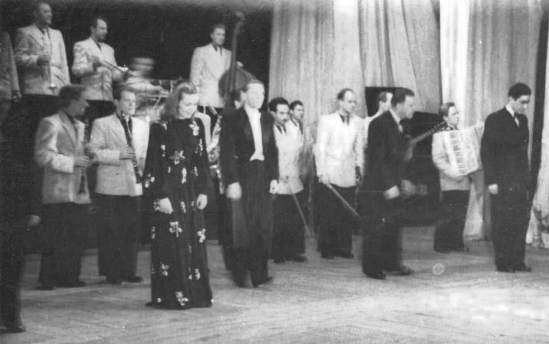 На концерте в Ленинградском театре эстрады (1948 год). С аккордеоном - Юрий Шахнов.