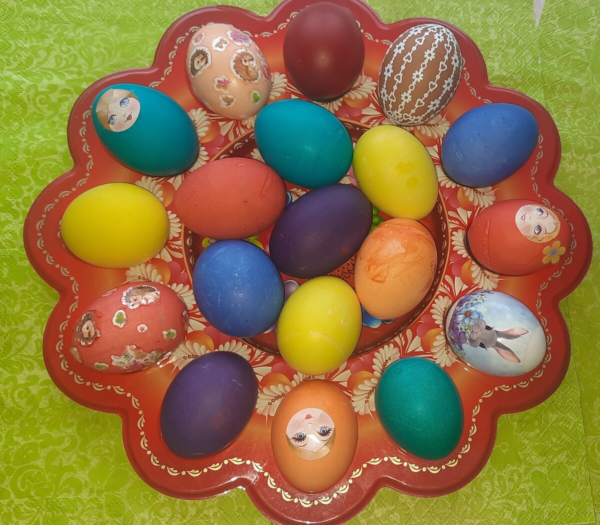 пасха в ресторане. пасха в этом году. пасхальные корзинки с куличами. куличи крашеные яйца на пасху. где пасхи.