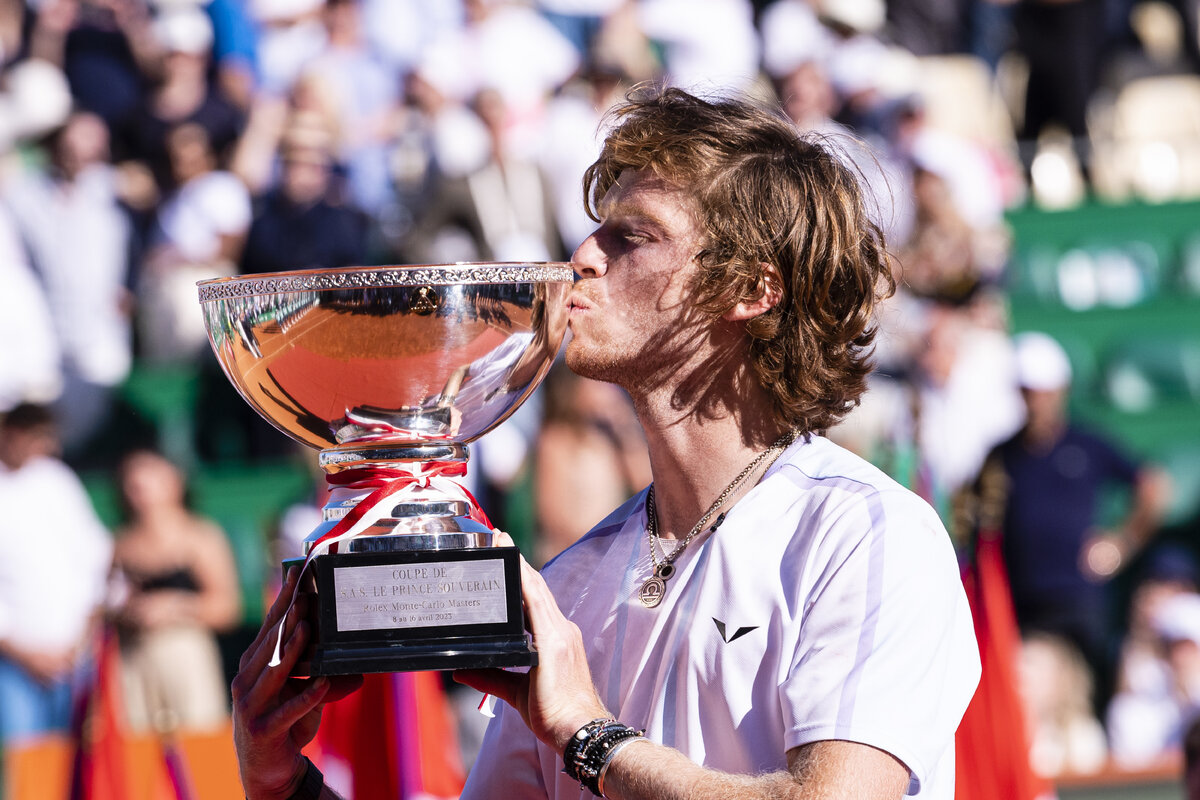    Российский теннисист Андрей Рублев впервые в карьере выиграл турнир серии «Мастерс»