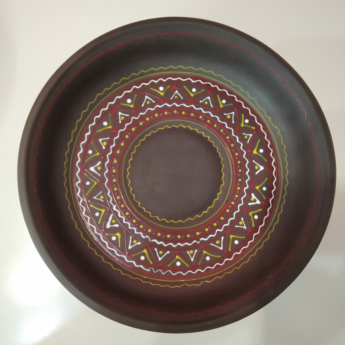 Тарусская керамика, приобретенная в фирменной магазине около фабрике. Фото автора.