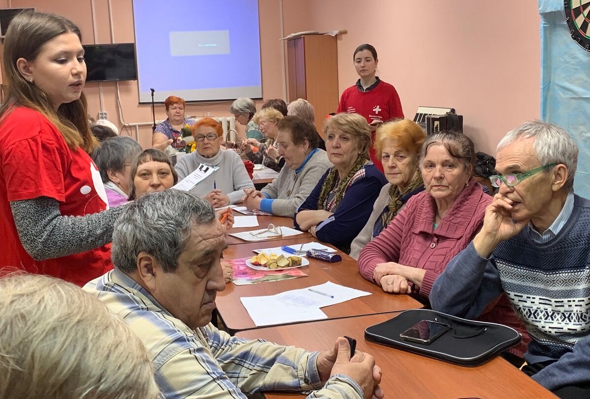    Занятия в Школе здоровья проводят волонтёры-медики из Приволжского исследовательского медуниверситета Алина Малинина