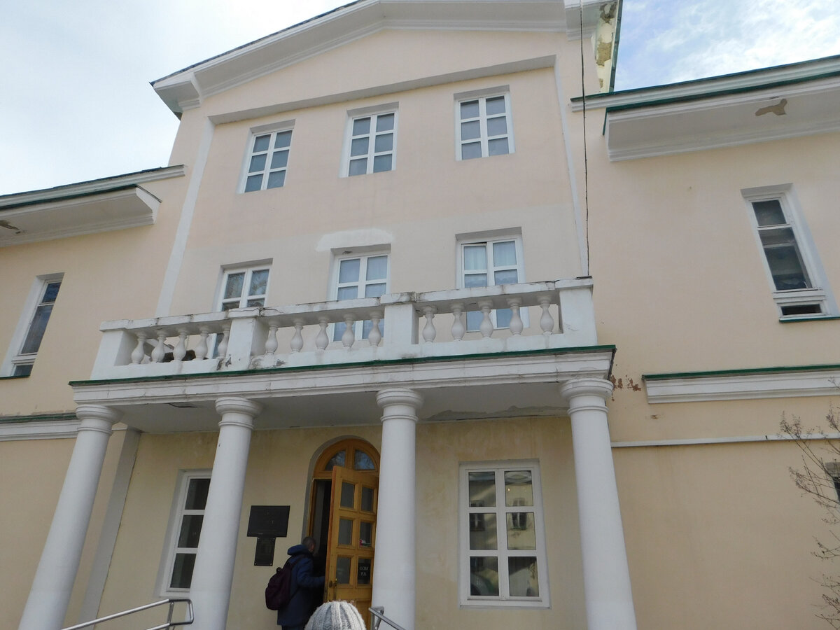 Вход в Музей камнерезного искусства со двора. Фото автора.