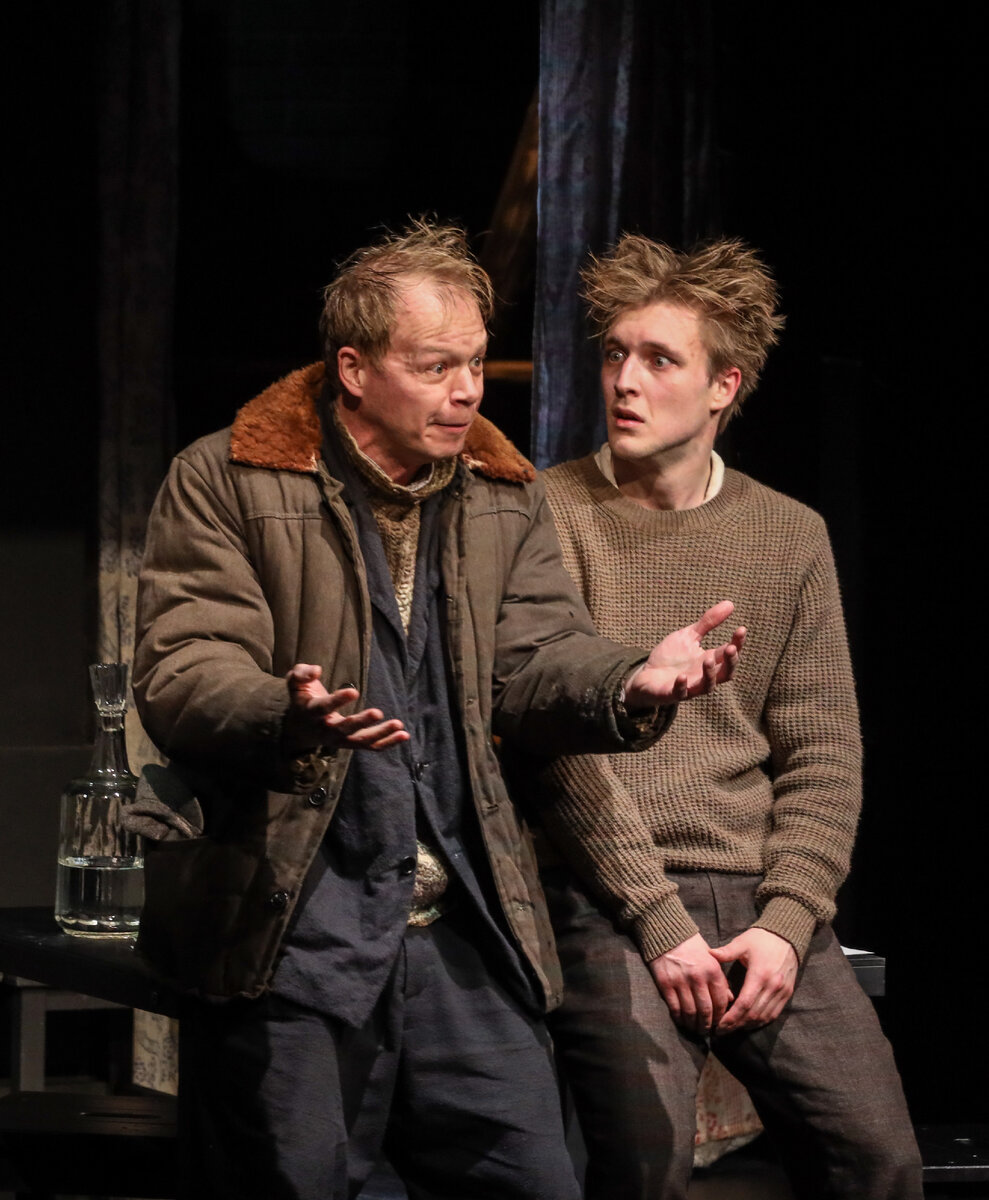 Алексей Усольцев и Севастьян Смышников в премьерном спектакле "Охота жить" по рассказам Василия Шукшина