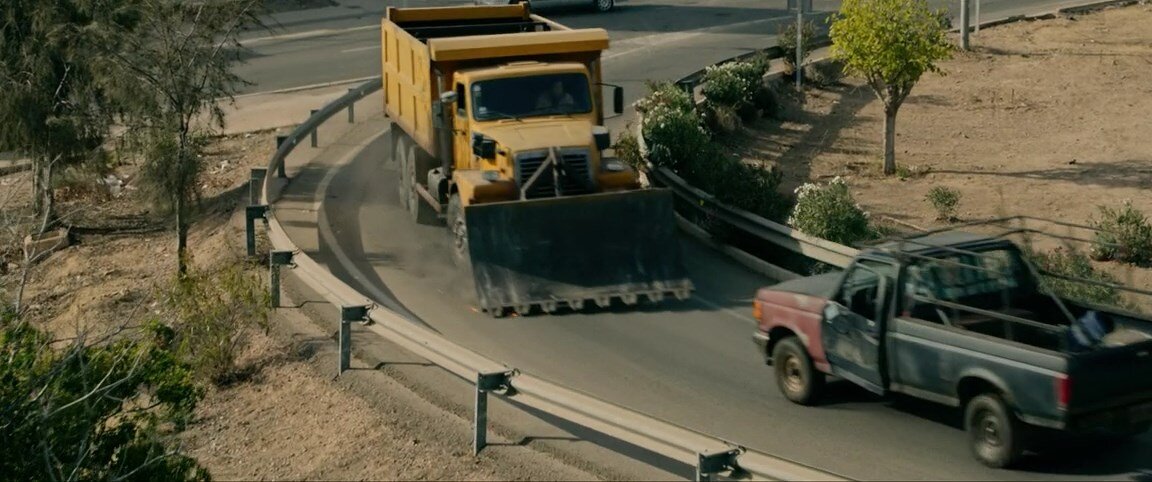 Злодей на грузовике, герой на легковушке. Никак не хотят отойти от традиций.