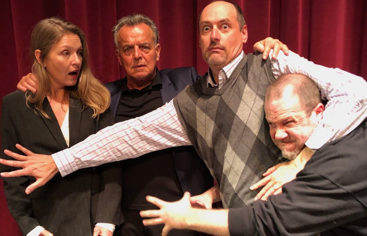 Скотт Райан (в жилете с ромбами) в обществе актёров из Твин Пикса