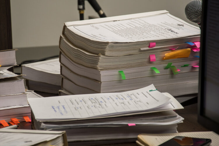   Следователь уточнил, что в уголовном деле 298 томов. Из них Доронин изучил 156, его адвокат Регина Шайхутдинова — 90, Семыкин и Самбуев ознакомлены с 156 томами, а их адвокаты — с 55 и 85 соответственно. Наконец, Галущенко изучил 128 томов, а его защитник Шошина успела прочитать 54 Фото: «БИЗНЕС Online»