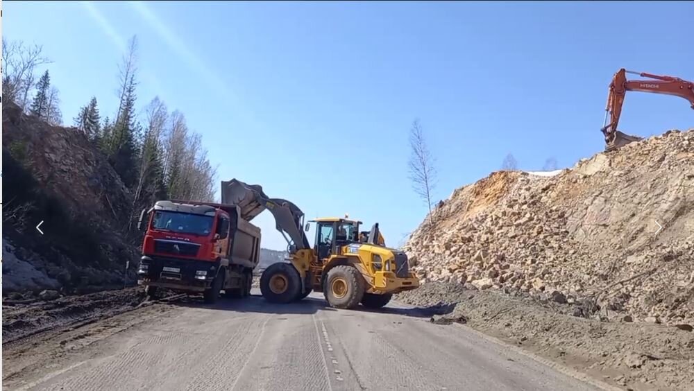 Взорванную породу увозят на самосвалах. Фото: пресс-служба ФКУ Упрдор "Южный Урал". 