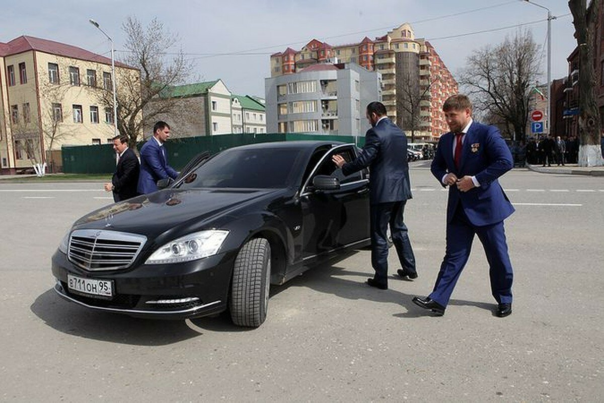 Автомобиль чеченская республика. Автопарк Кадырова президента Чечни. Рамзан Кадыров кортеж. Автопарк Рамзана Кадырова. Рамзан Кадыров автопарк.